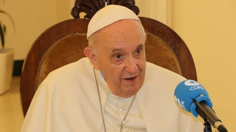 papa francesco con i giornalisti di radio cope carlos herrera e eva fernandez