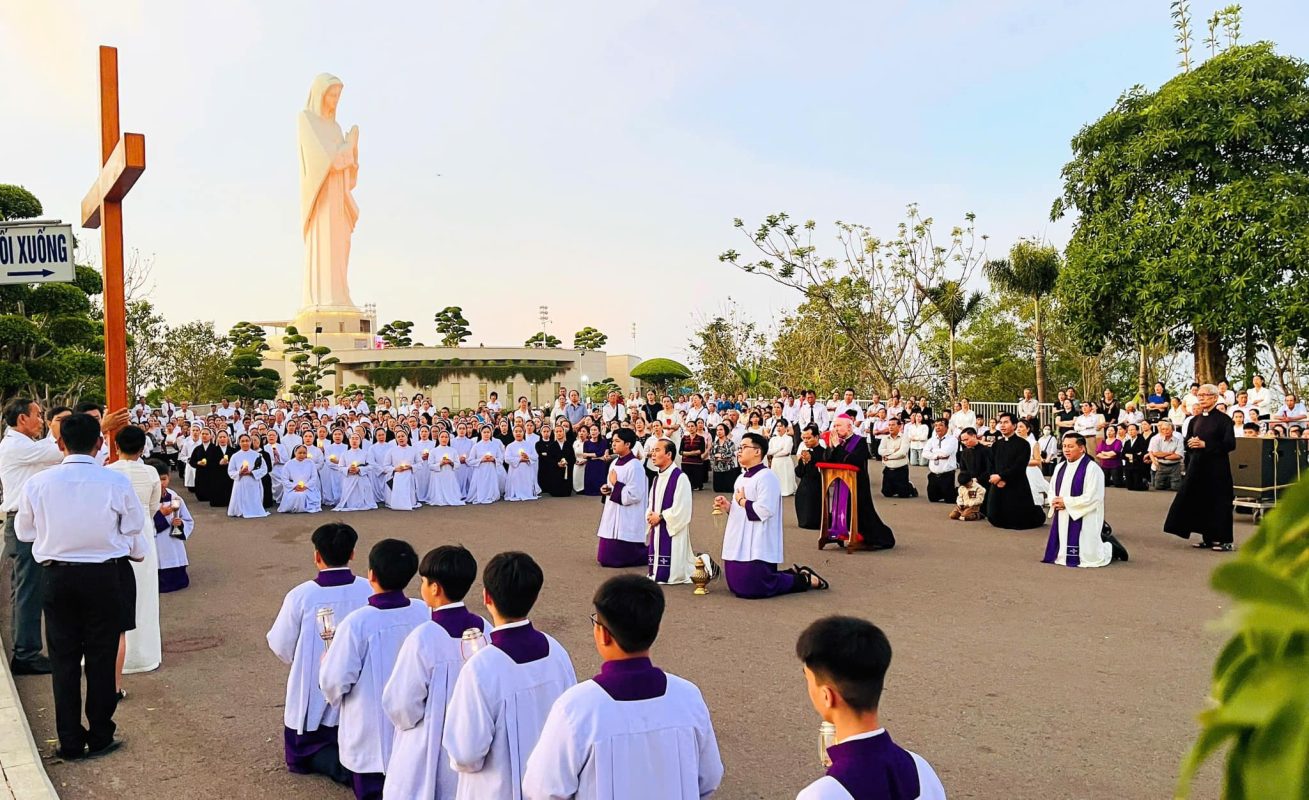 NGÀY SỐNG THÁNH THỂ - NIỀM HY VỌNG CHO NGƯỜI LỮ HÀNH TẠI TRUNG TÂM ĐỨC MẸ NÚI CÚI 9 487058332 3517365141730147 7871388809050313942 n