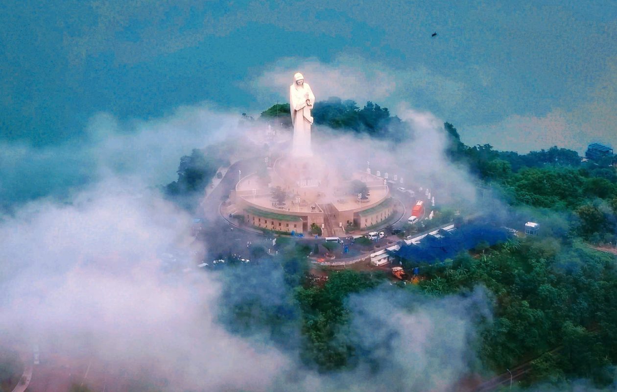 BIỂN NGƯỜI QUY TỤ VỀ NÚI CÚI TRONG NGÀY ĐẦU NĂM 2026 30 01 3